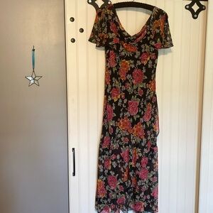Pretty flowy flutter sleeve maxi. Size 10